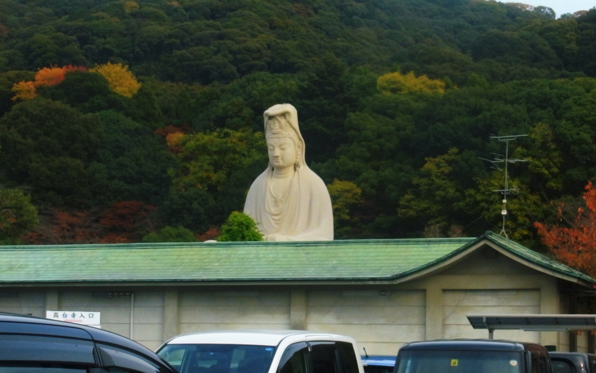 まるでインド！？京都・東山に突如姿を現す白亜の観音様。その何とも 