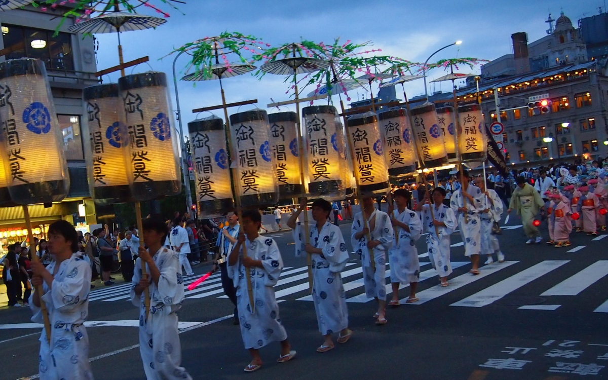一夜に三つの行列！京都・祇園祭 お迎え提灯・道しらべの儀・神輿洗式
