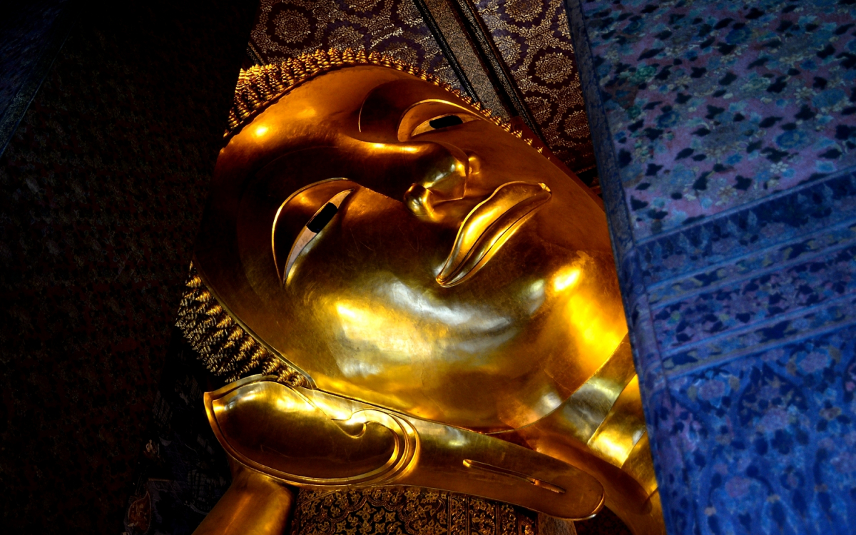 黄金の長さ46メートル！バンコクの超巨大寝釈迦仏に圧倒される