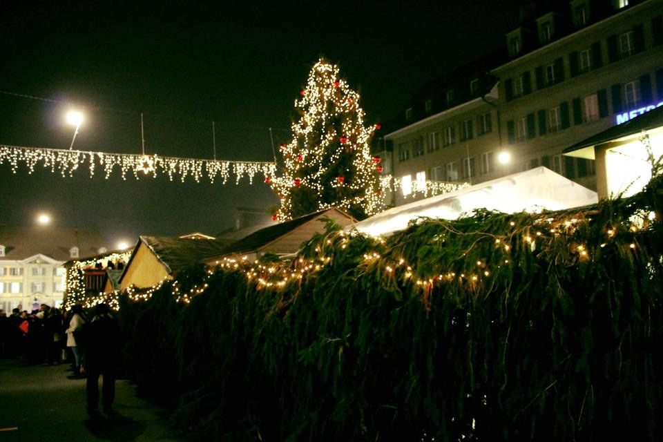 輝くツリーが目印！スイス首都ベルンのクリスマスマーケット | スイス