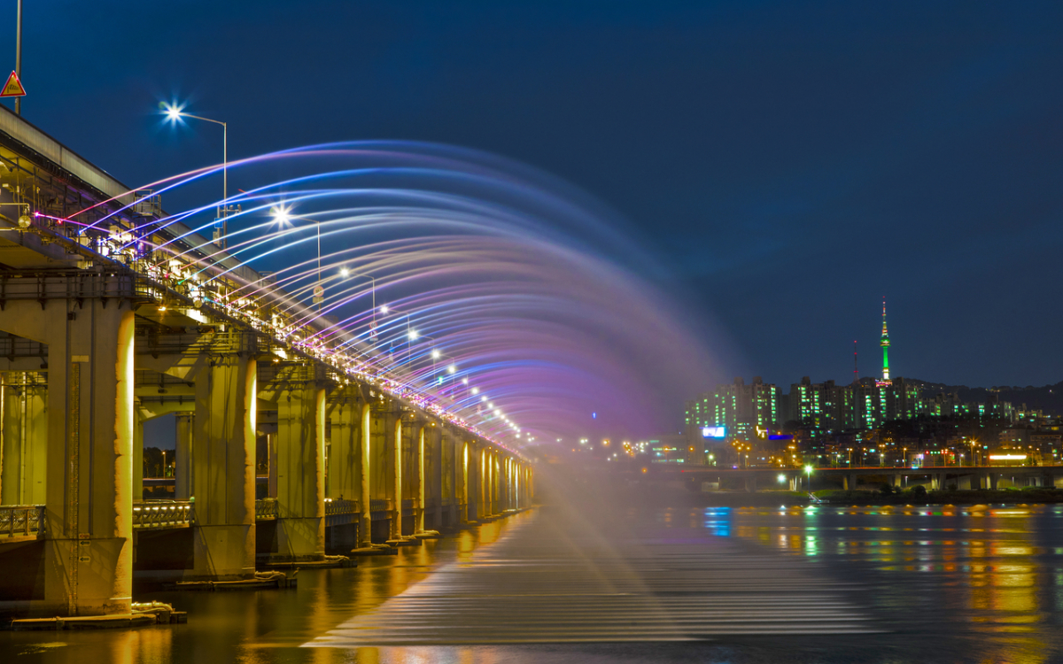 橋から噴き上がる噴水がロマンチック！ソウル「月光虹噴水」 | 韓国
