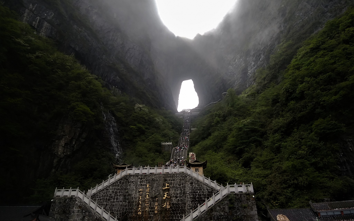 スリル満点！中国、張家界の名山「天門山」は断崖絶壁にガラス道