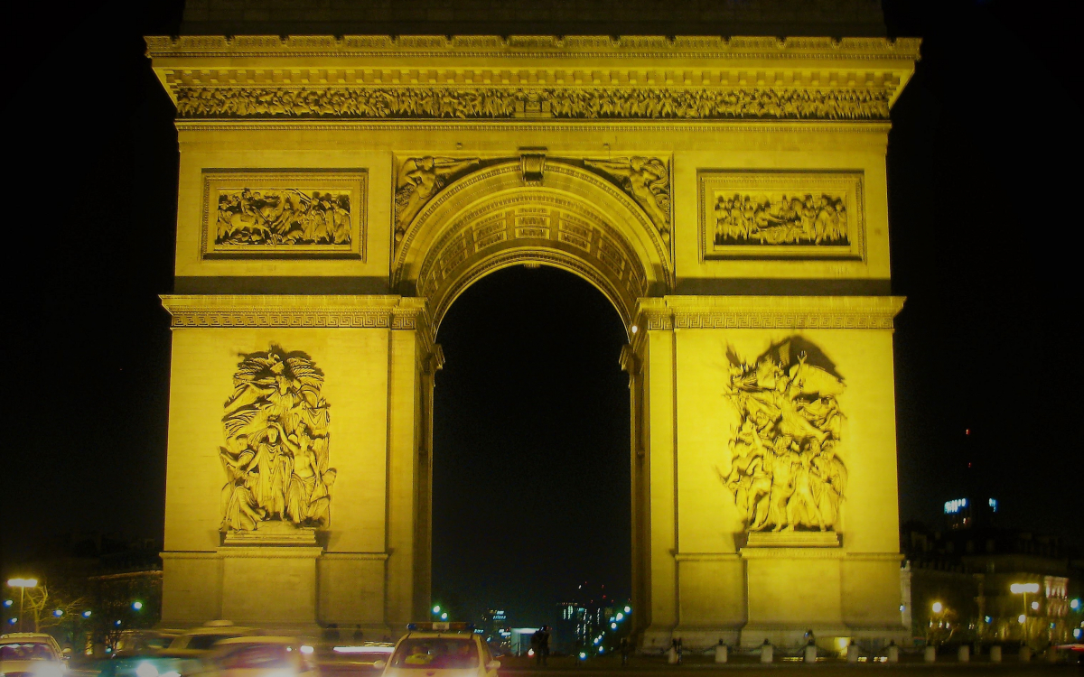 パリ「凱旋門」は世界を魅了する高さ50mの門！世界遺産じゃないって