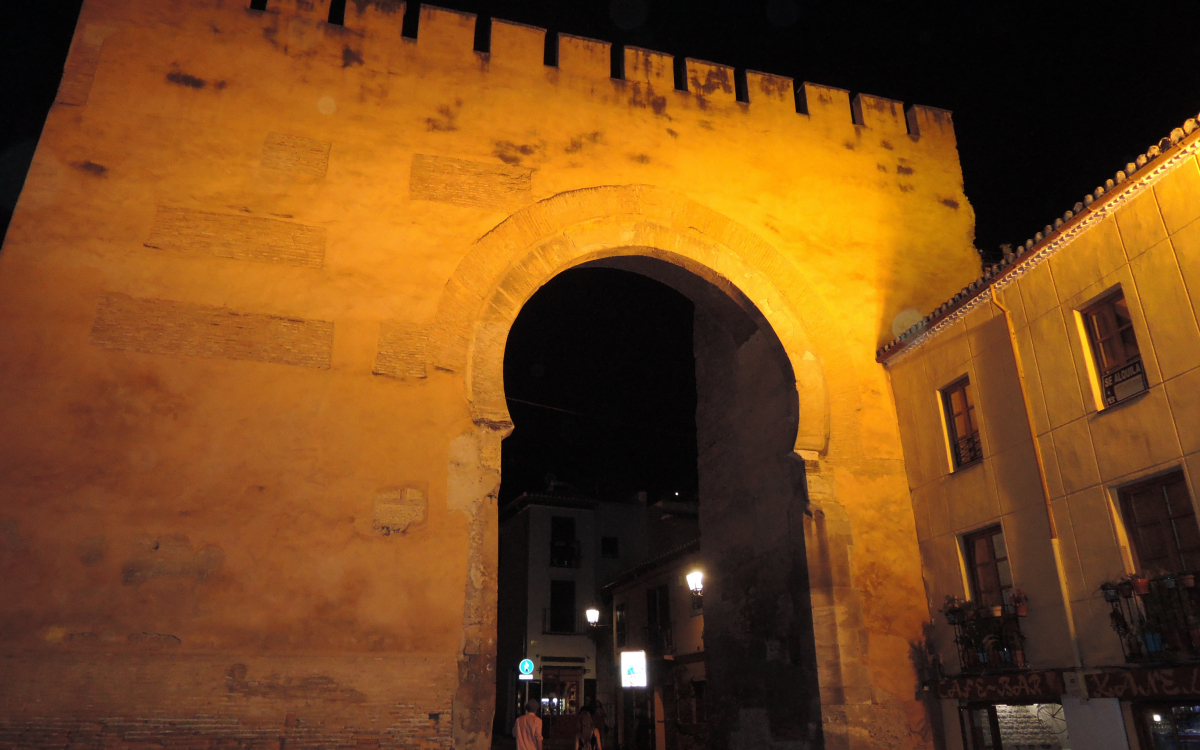 夜のグラナダ旧市街は圧巻の美しさ！世界遺産「アルバイシンの丘」を