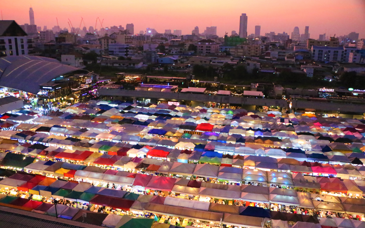 宝石の海！バンコクのナイトマーケット「ラチャダー鉄道市場」 | タイ | トラベルjp 旅行ガイド