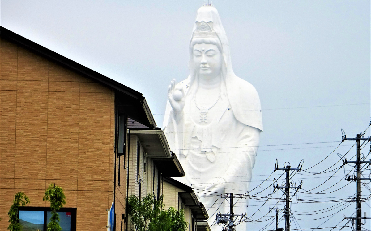 住宅街からこんにちは！仙台大観音が美しきラスボスすぎる？ | 宮城県