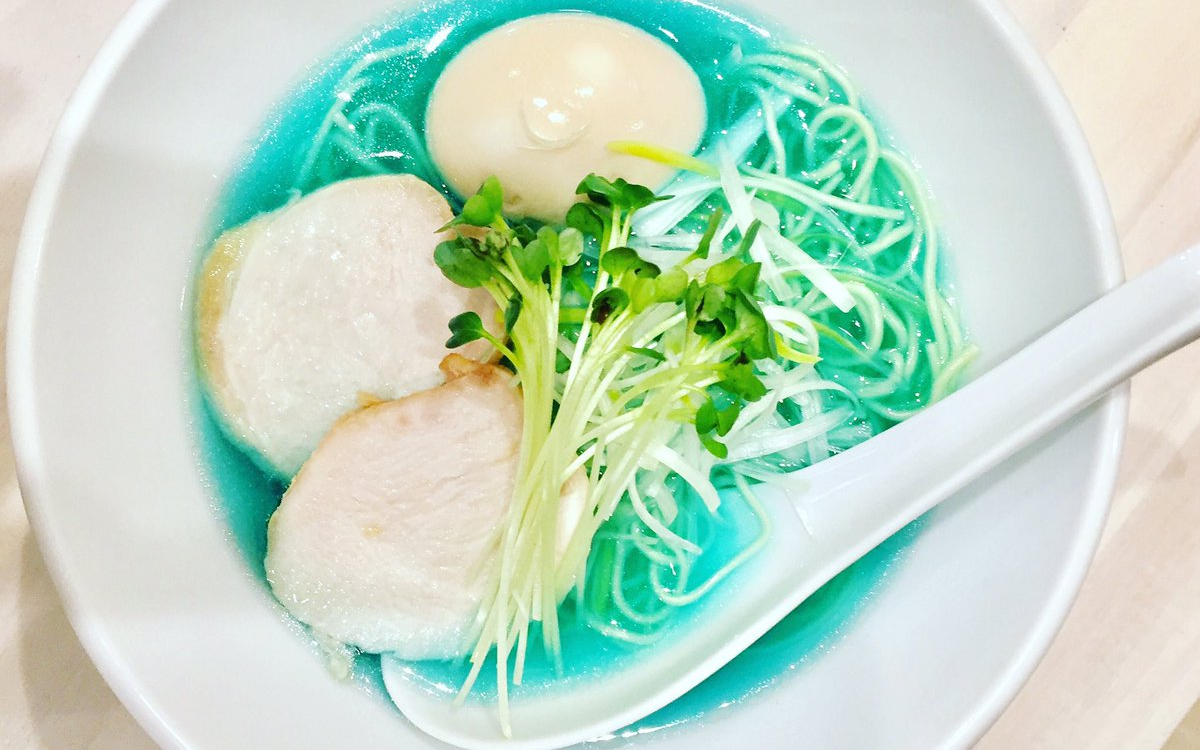 青いラーメン「吉法師」が渋谷に！絶品スープは驚愕のマリンブルー