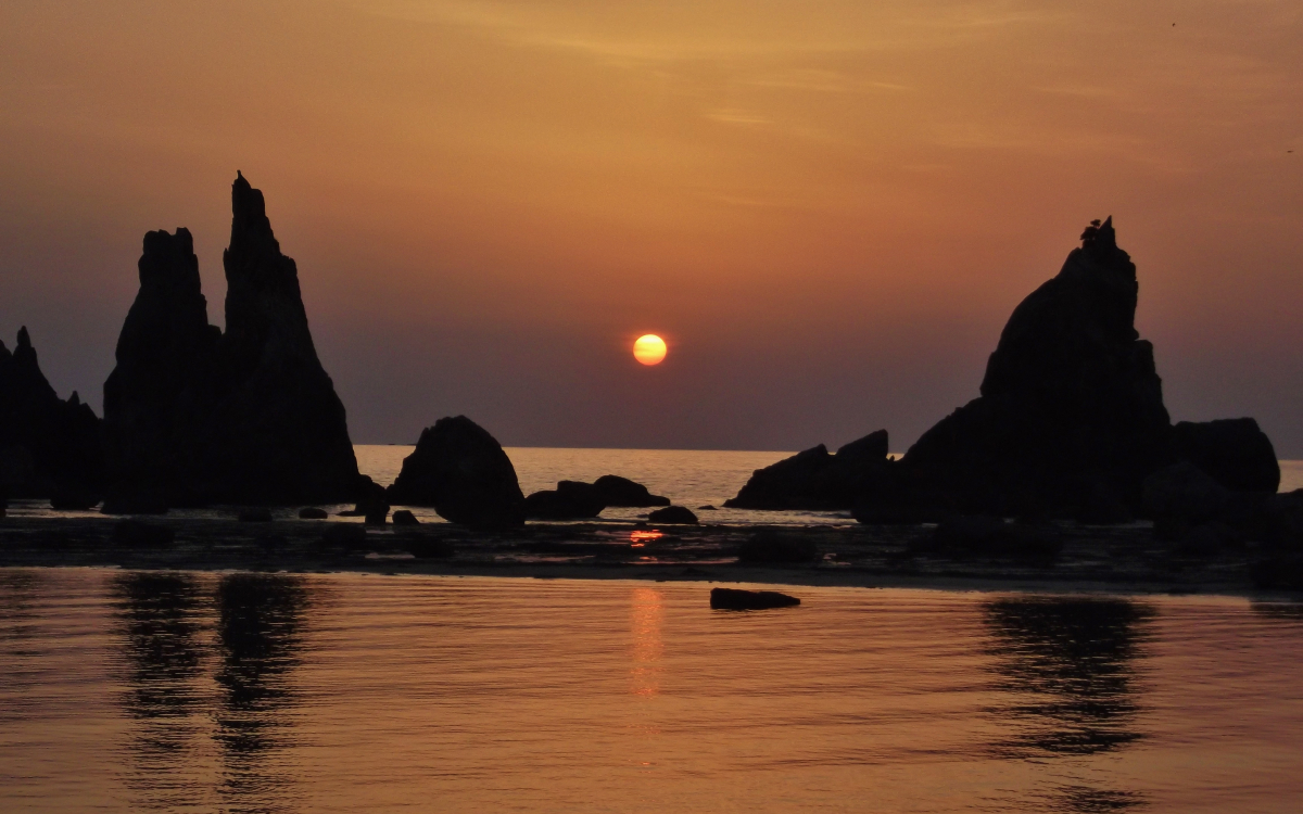 立体絵画の「海岸に並ぶ、日の出の橋杭岩」 立体絵画の「海岸に並ぶ、日の出の橋杭岩」