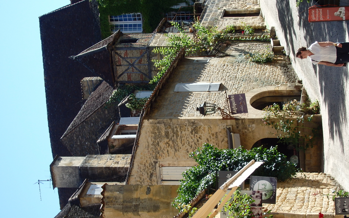 町全体が建築博物館！仏・ペリゴール地方の町「サルラ」はグルメの里 