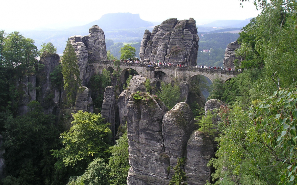 ドイツの中にスイス!?100メートルの断崖絶壁「ザクセンスイス