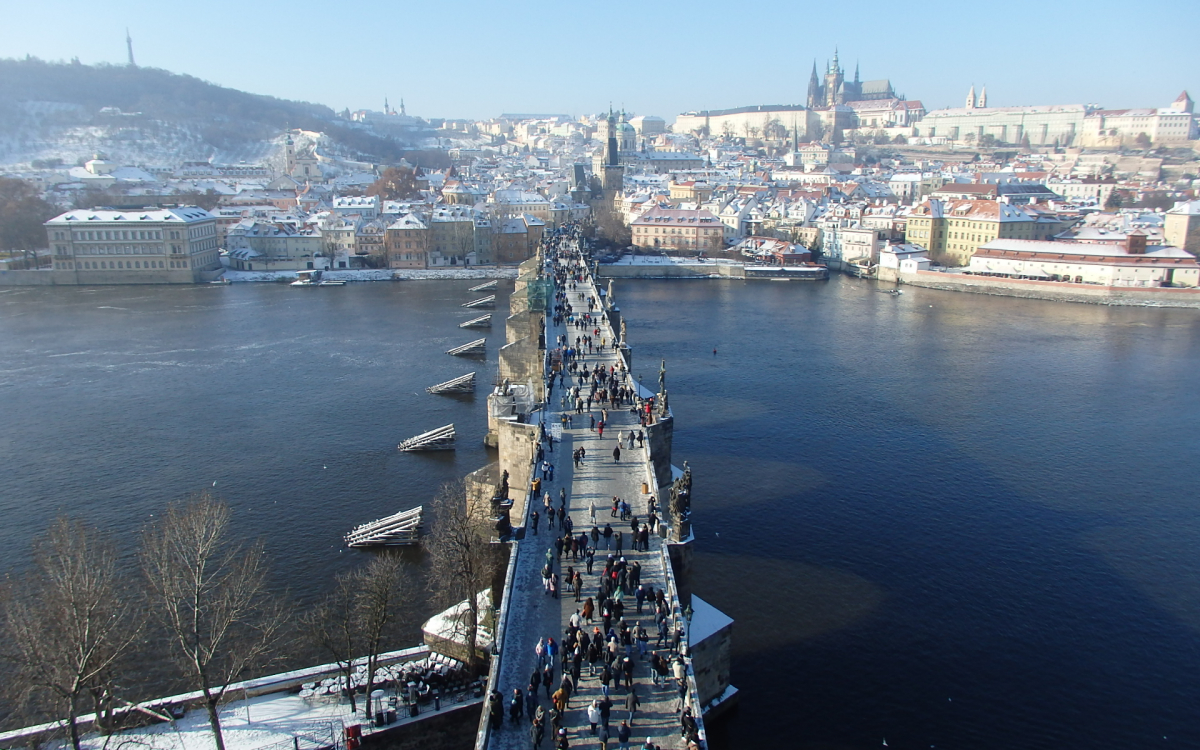 百塔の街」世界遺産のプラハを見渡せるビューポイント5選 | チェコ