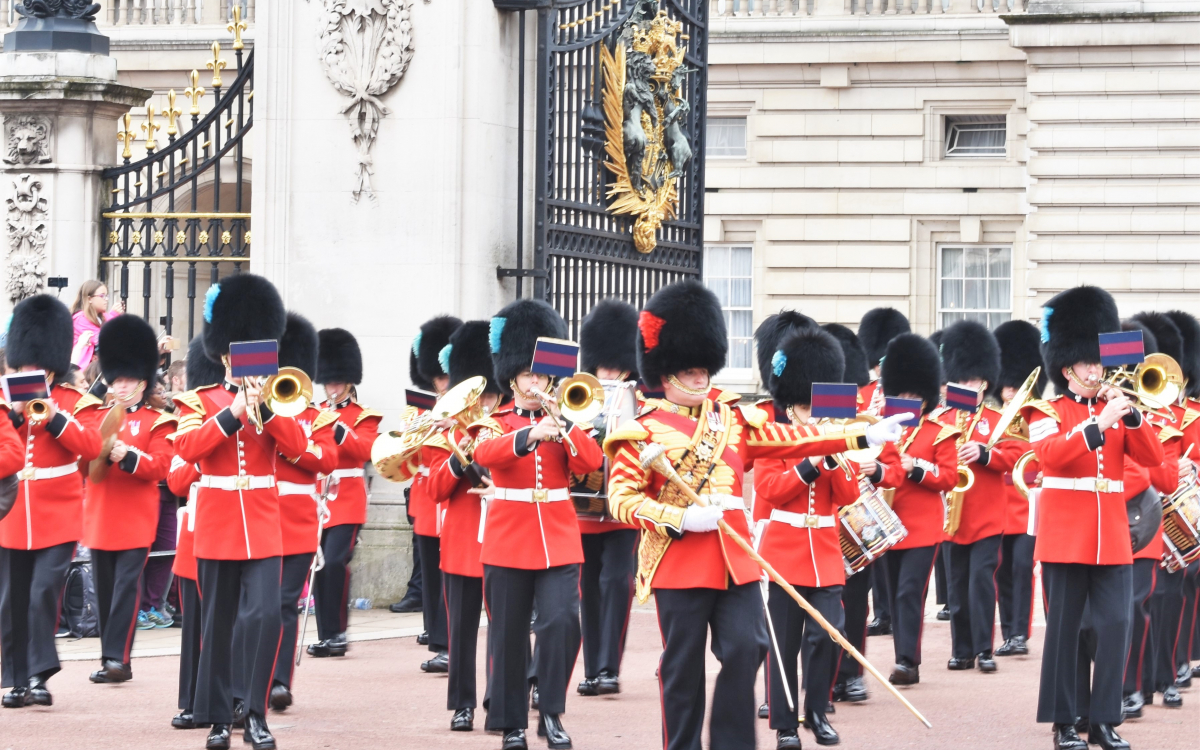後悔しないロンドン観光「バッキンガム宮殿衛兵交替式」はココから観 