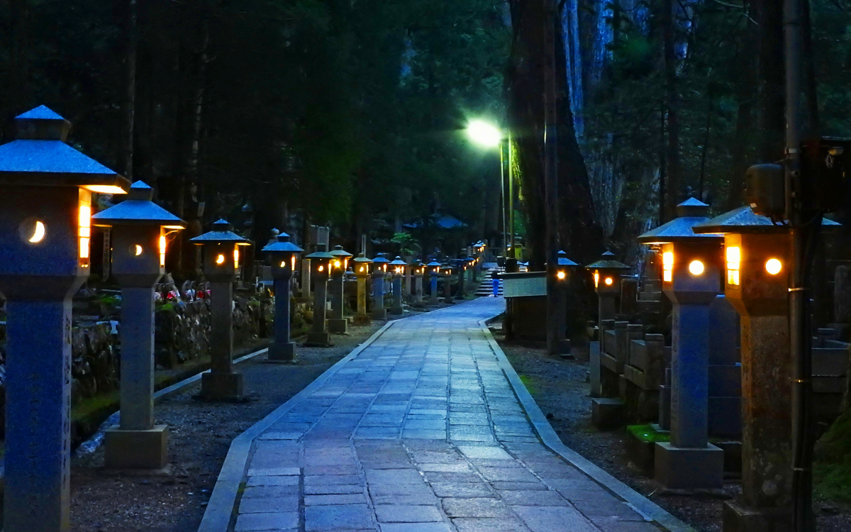 高野山「奥之院」は神聖な霊域！弘法大師御廟へ燈籠が続く参詣道