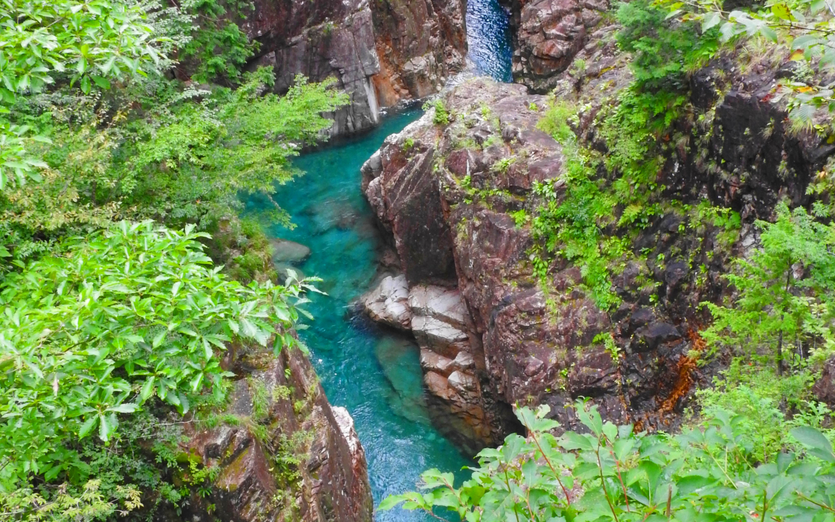 岐阜県関市の川浦渓谷を散策！紺碧の水、シルクの滝、奇岩も！ | 岐阜