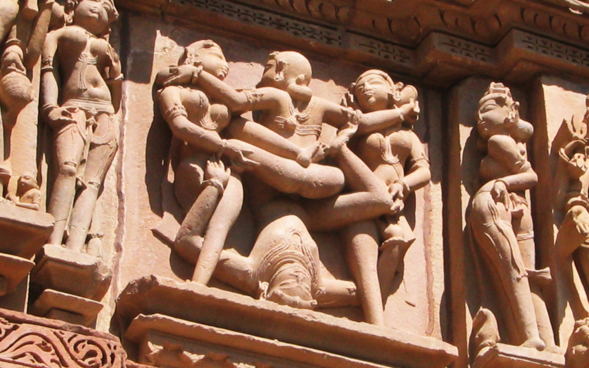 インド　カジュラホ遺跡　仏像 約30cm 過激すぎる？男女が激しく交わり合う・インド「カジュラーホ遺跡