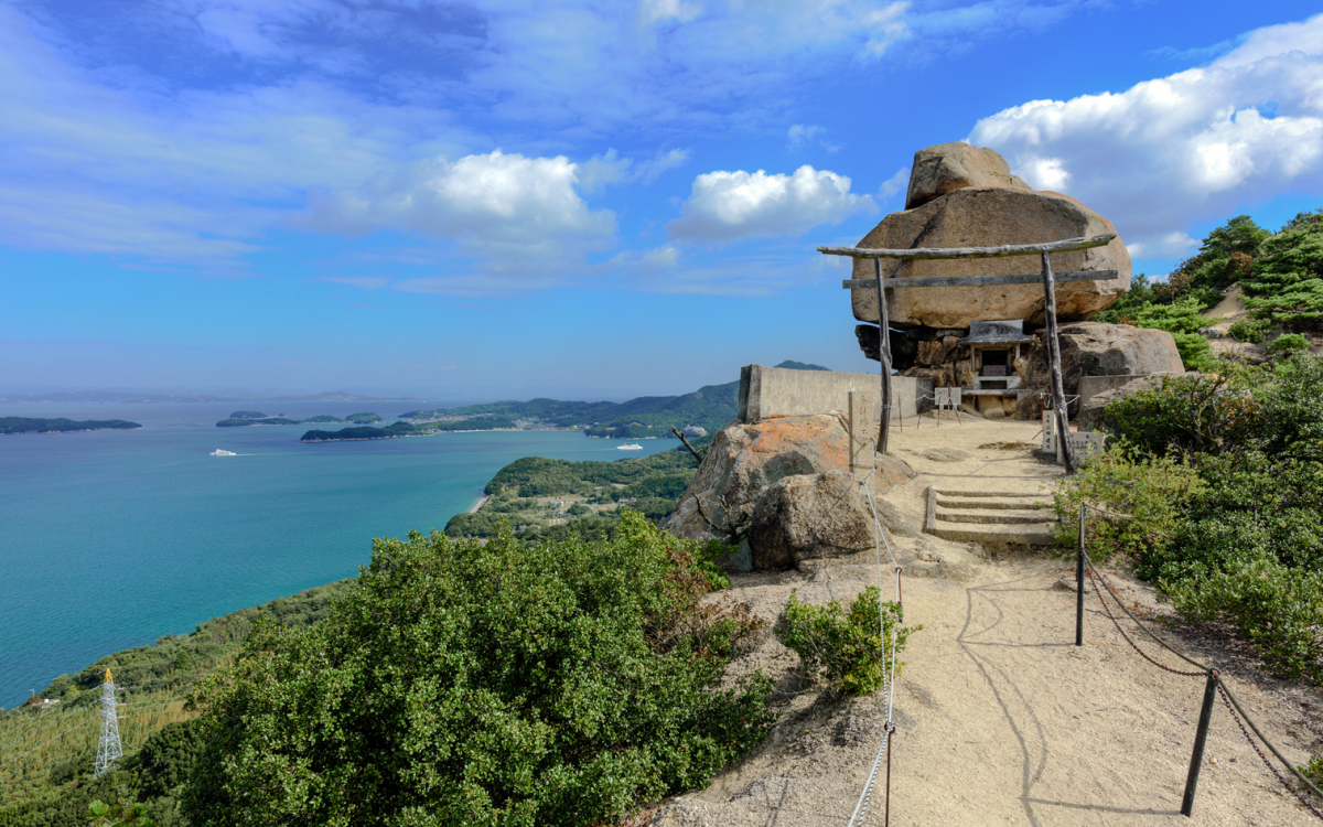 小豆島拾った石 二日間ゆっくり浜辺を歩きながら見つけた津軽の石たち。 石拾いをして