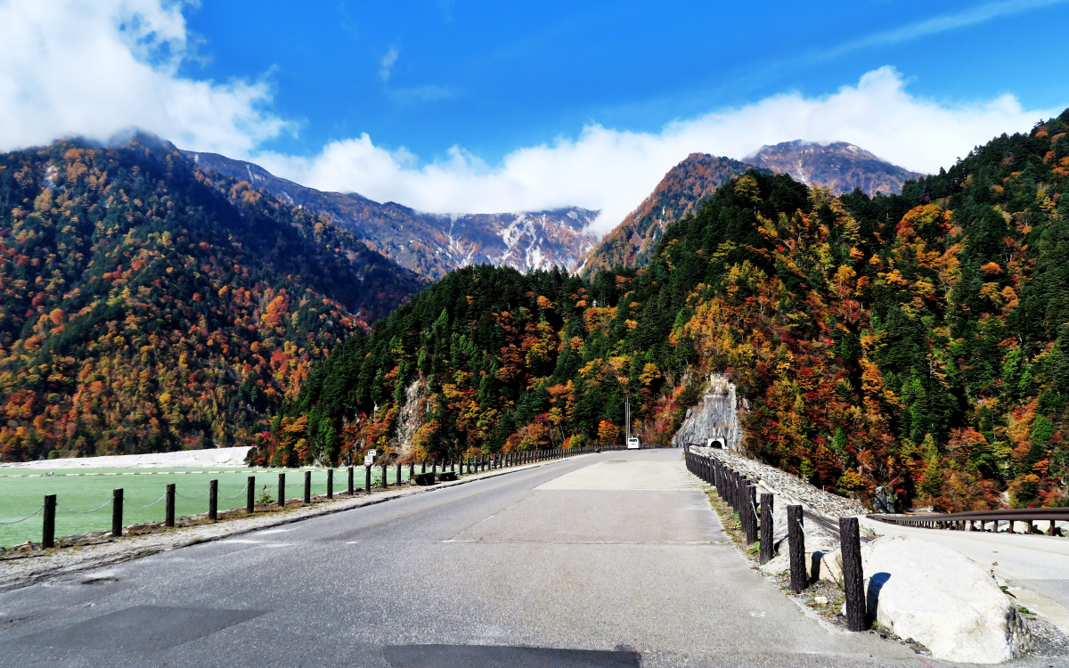 北アルプスの秘境・信州大町「高瀬渓谷」とダムめぐりを楽しむ