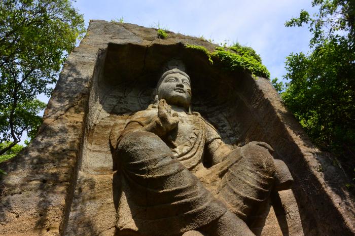 ハイキングに突如出現、巨大石仏！横須賀市鷹取山 弥勒磨崖仏 | 神奈川