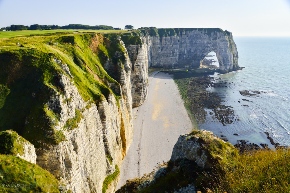 ルパン「奇巌城」のモデル！絶景なる仏・エトルタの白亜岸壁
