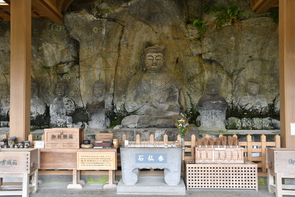 リストラ除け!?首がつながった大分県の国宝「臼杵石仏」 | 大分県