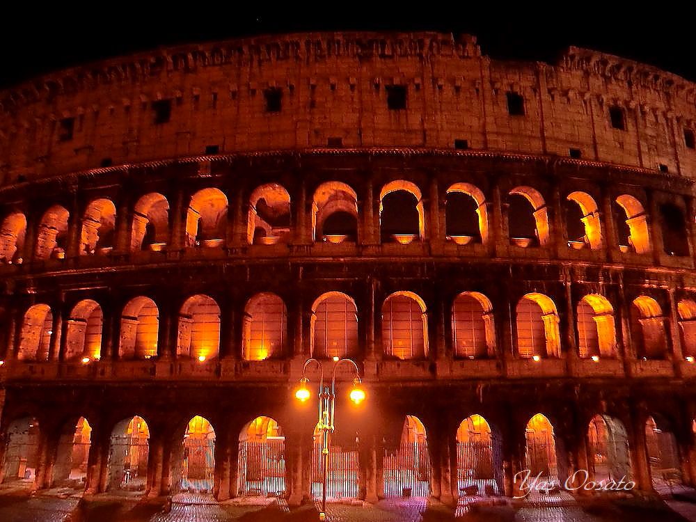 ローマ観光で必見の世界遺産コロッセオ内部とライトアップ | イタリア