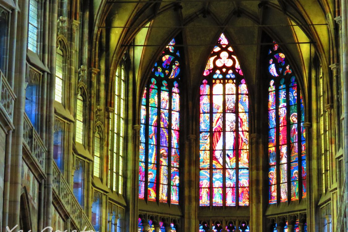プラハ世界遺産・聖ヴィート大聖堂の神々しきステンドグラス | チェコ
