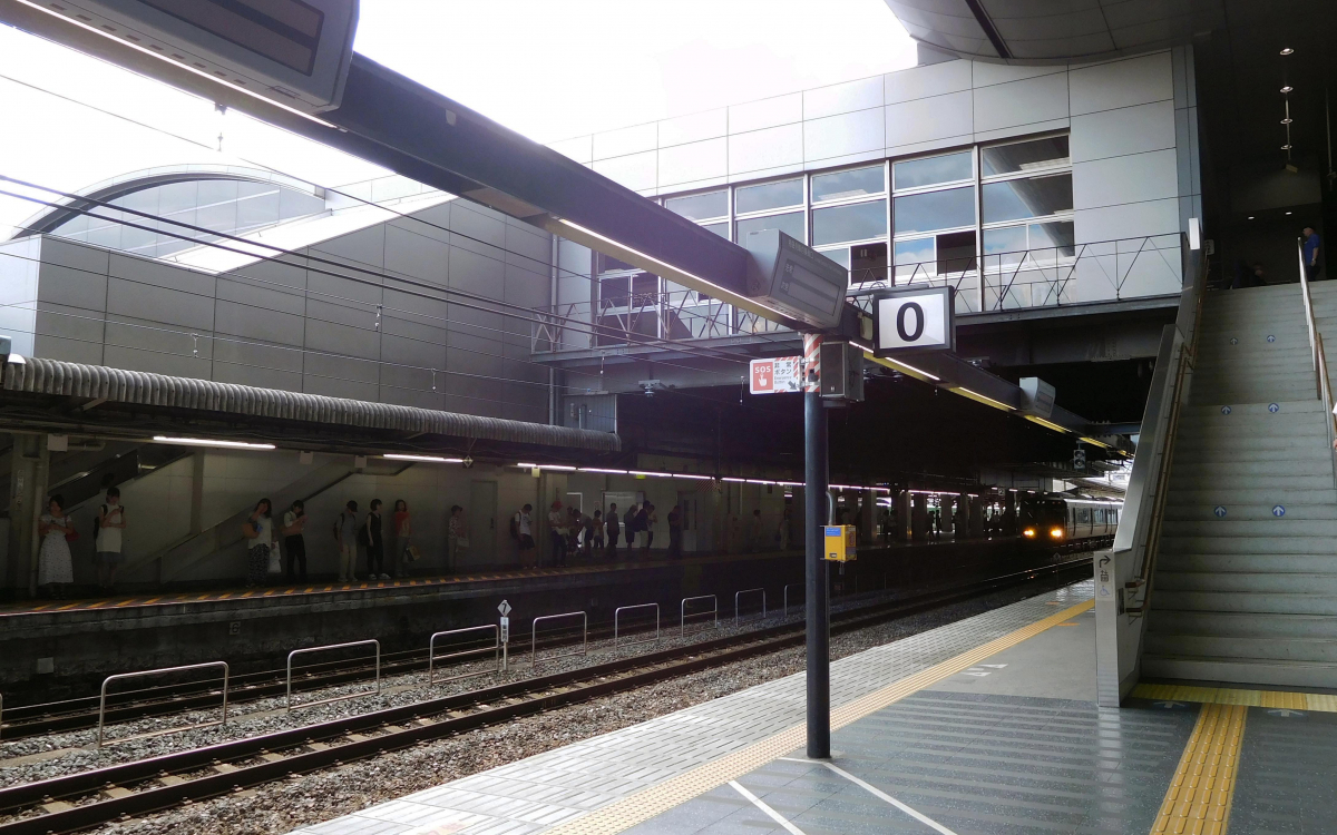 日本 一 ホーム が 長い 駅