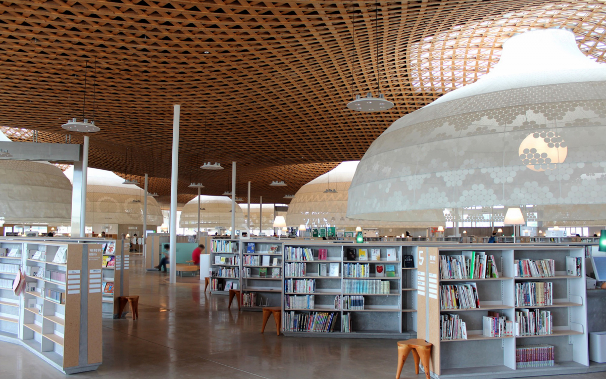 木の大屋根と光のドームの近未来図書館「みんなの森 ぎふメディア