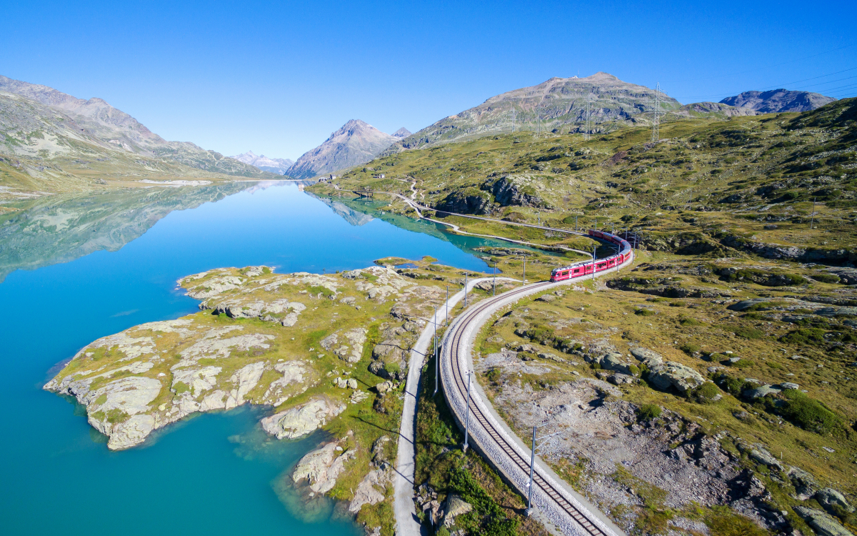 世界遺産レーティッシュ鉄道でスイスの大地を駆ける！ベルニナ線と