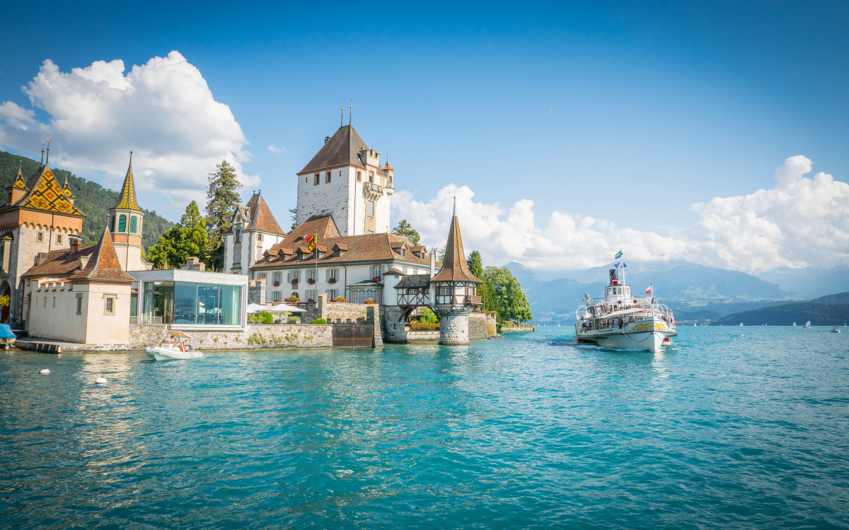 スイス ピンバッジセット ジュネーブ インターラーケン ベルン チューリッヒ インターラーケンから日帰りで郊外へ！中世の町並みや絶景が楽しめる