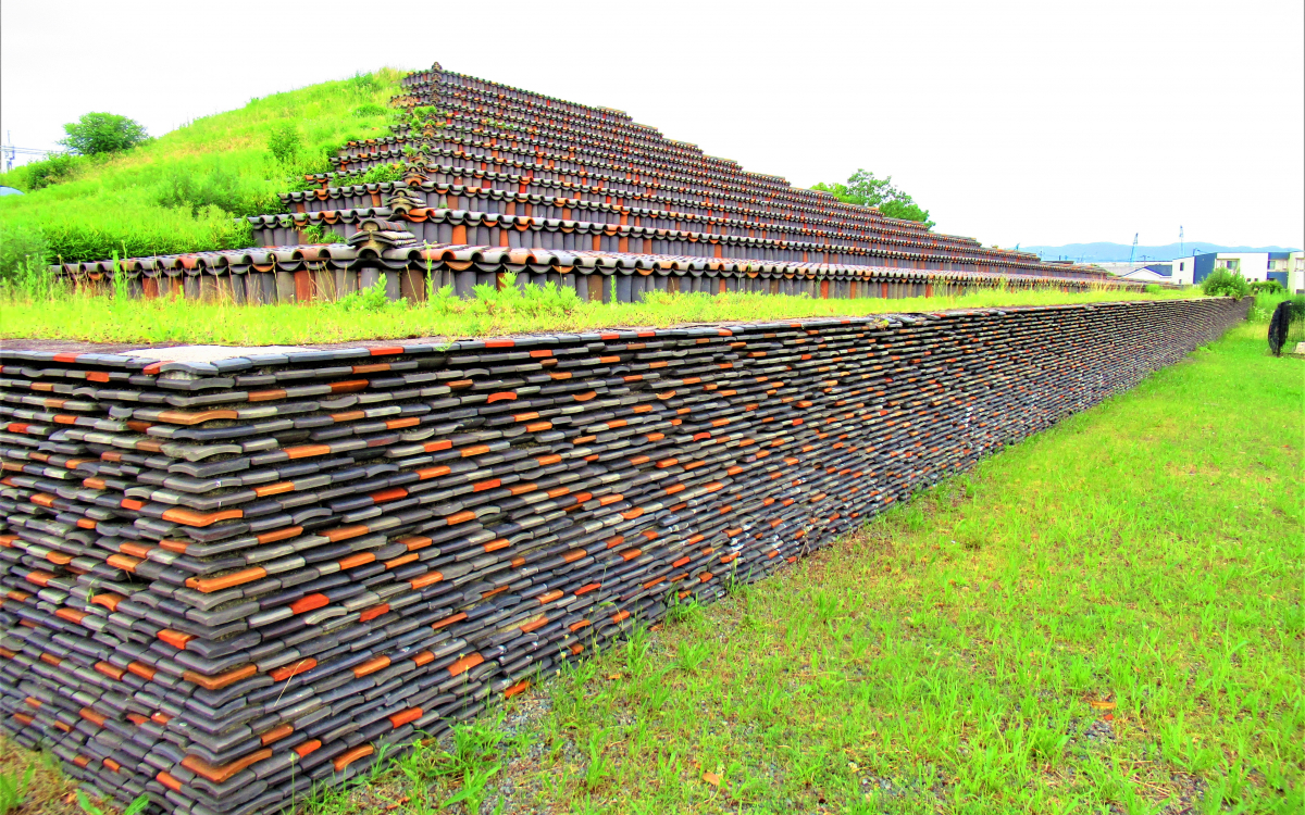 大阪に謎のピラミッド？巨大な現代アート風？堺市の「土塔」 | 大阪府