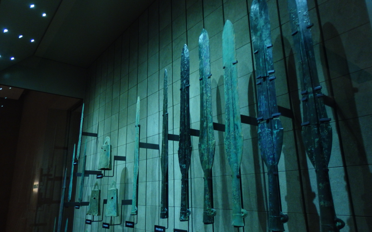 大量の銅剣と謎の刻印！島根県・荒神谷遺跡から見る古代出雲 | 島根県