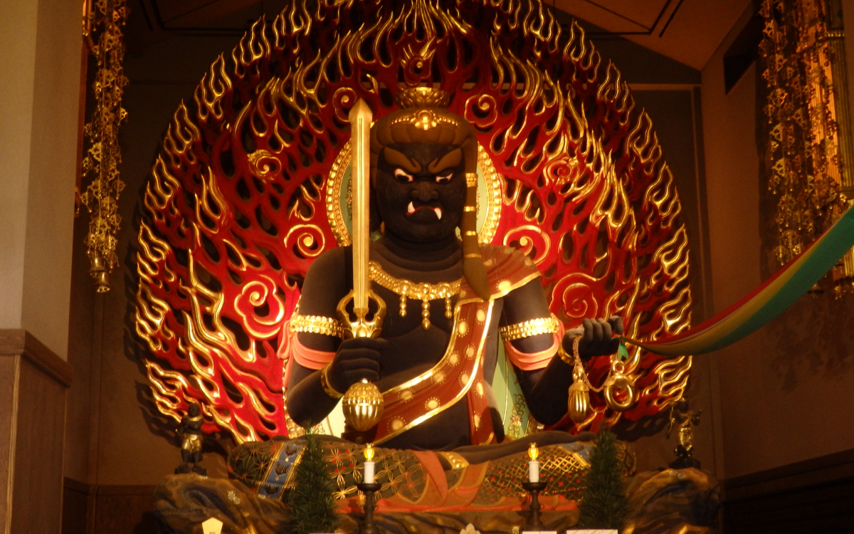 巨大な不動明王は圧倒的！多くの参詣者で賑わう岡山・蓮台寺 | 岡山県
