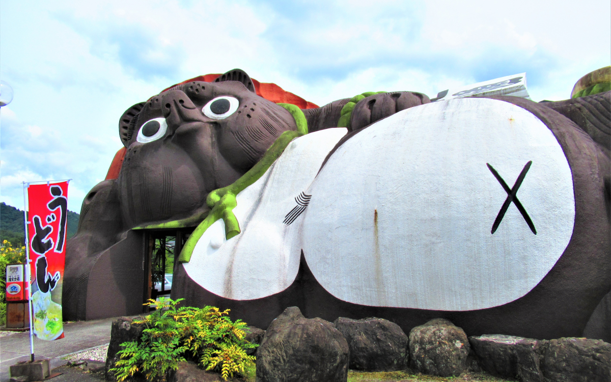 巨大なタヌキがお出迎え！滋賀県信楽町で陶器めぐりを楽しもう | 滋賀