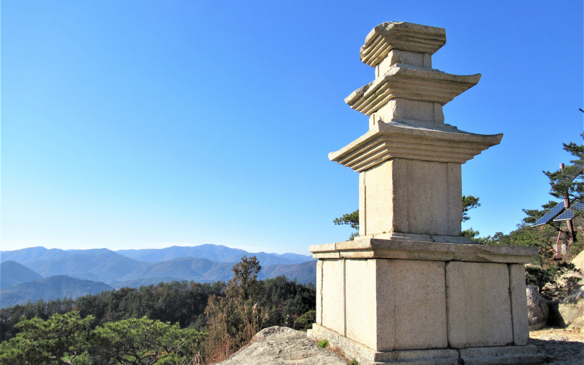 山岳信仰の聖地！慶州の世界遺産「南山」で石仏・石塔めぐり | 韓国