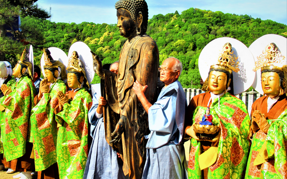 仏の化身が続々と出現!?岡山県・弘法寺の「踟供養」 | 岡山県