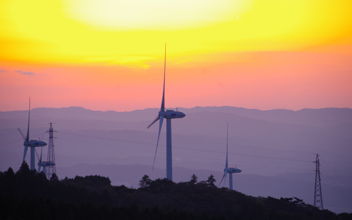三重「青山高原」で風車とススキと美しい夕日を満喫しよう！ | 三重県
