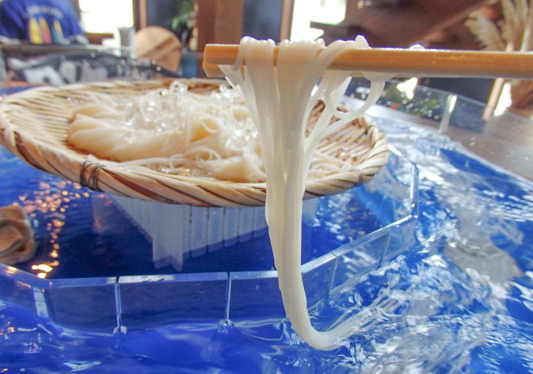 年中そうめん流しが食べられる！奈良・桜井「三輪そうめん流し