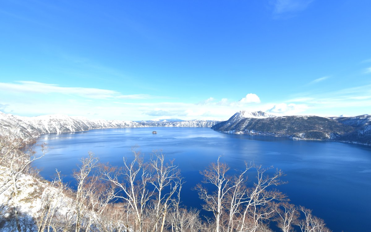 冬だけの奇跡の絶景も。四季折々の魅力あふれる神秘的な湖「摩周湖」 | 北海道 | トラベルjp 旅行ガイドのサムネイル画像