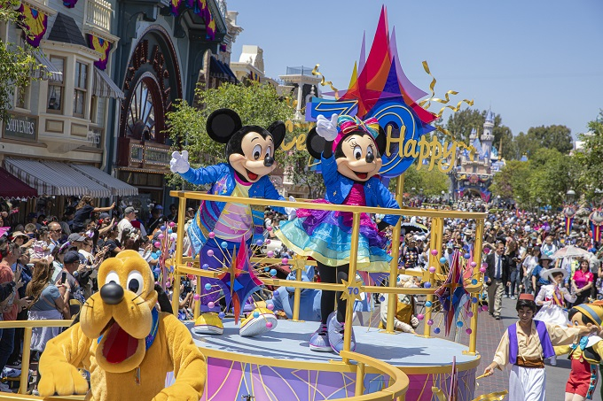 カリフォルニア ディズニーランド・リゾートが70周年！セレブ