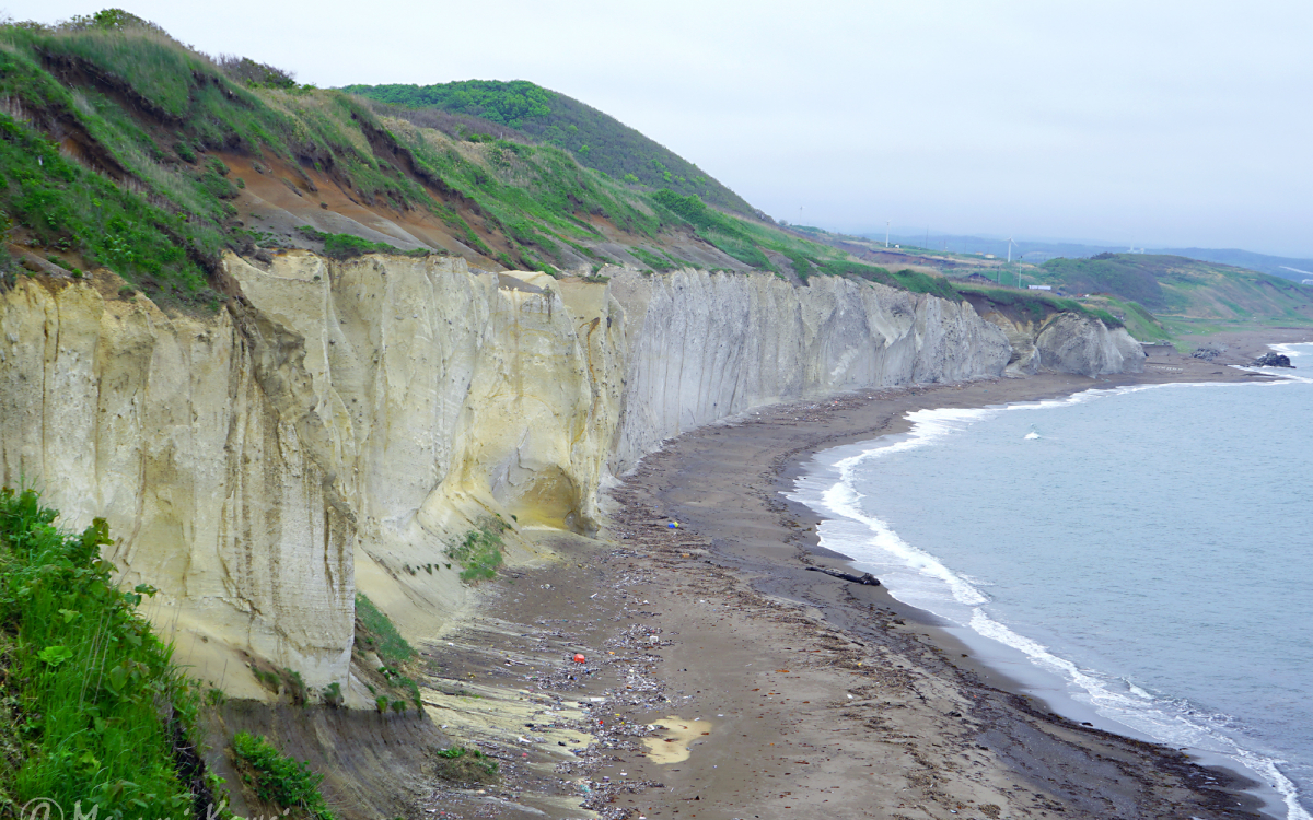 ここマジで北海道!?滝瀬海岸「シラフラ」は白き断崖の異世界海岸