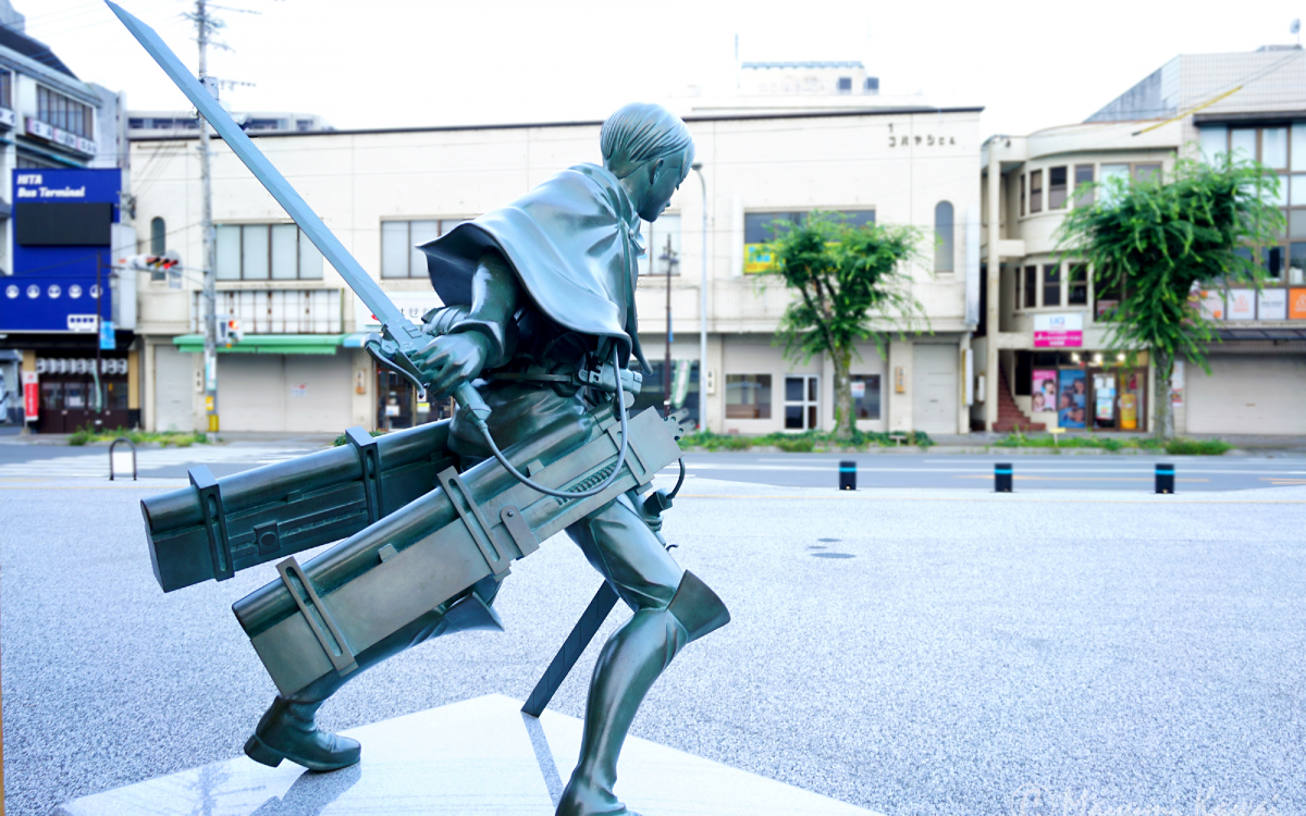 大分日田にあの絶望が蘇る！『進撃の巨人』銅像誕生 | 大分県