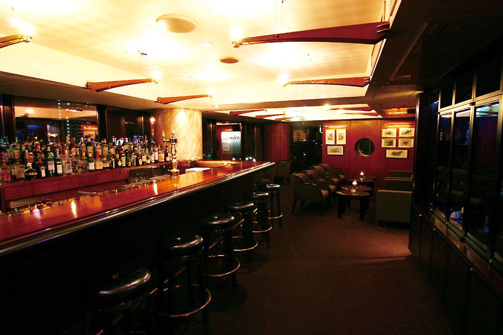 レストラン&バーで夜景を眺められる「ブリーズベイホテル・リゾート＆スパ」
