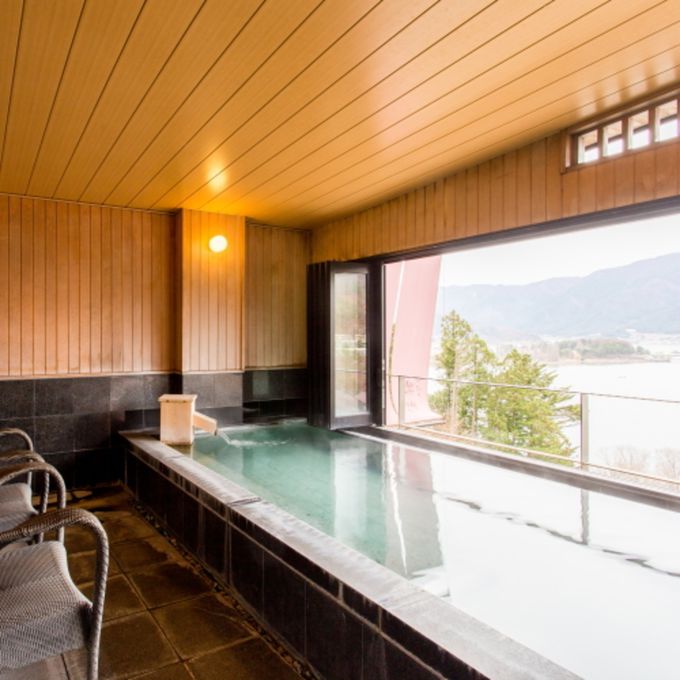 8．展望風呂でのんびり過ごせる「富士河口湖温泉　時悠々 楽游」