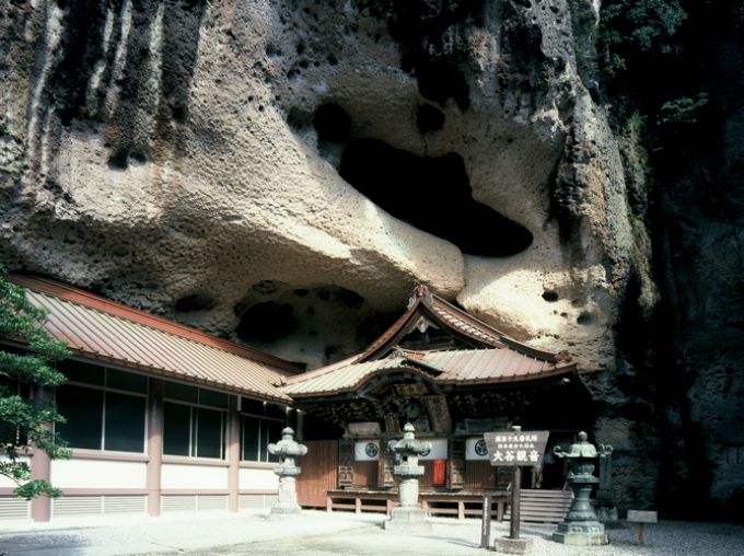 日本最古の石崖仏が持つ神秘空間「大谷寺」