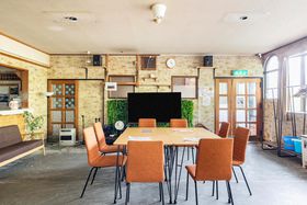 z㓒ŖIAirbnbŗ\ł邨10I̋LTlC