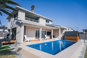 y{zAirbnbŗ\ł꓏݂̖{10I̋LTlC