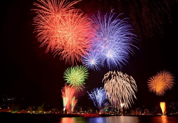 7/26より「伊東温泉海の花火大会」がスタート！今年は伊豆最多の14回実施の記事サムネイル