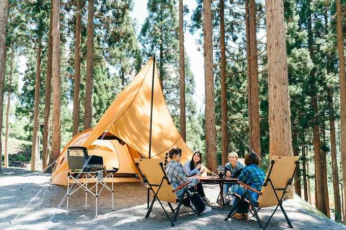 ԂŃLvI򕌁uAlpen Outdoors ƂtB[hvcƃX^[g̃TlC